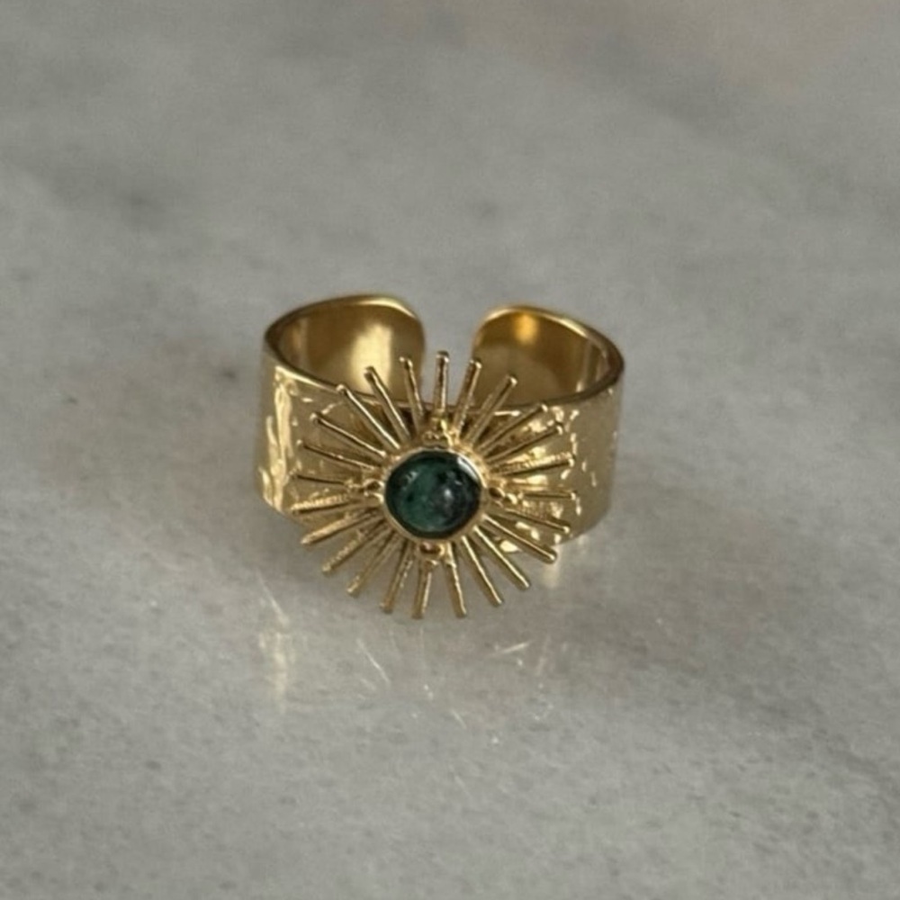 Gold Sun Burst Emerald Green Gem Hammered Ring Brand New